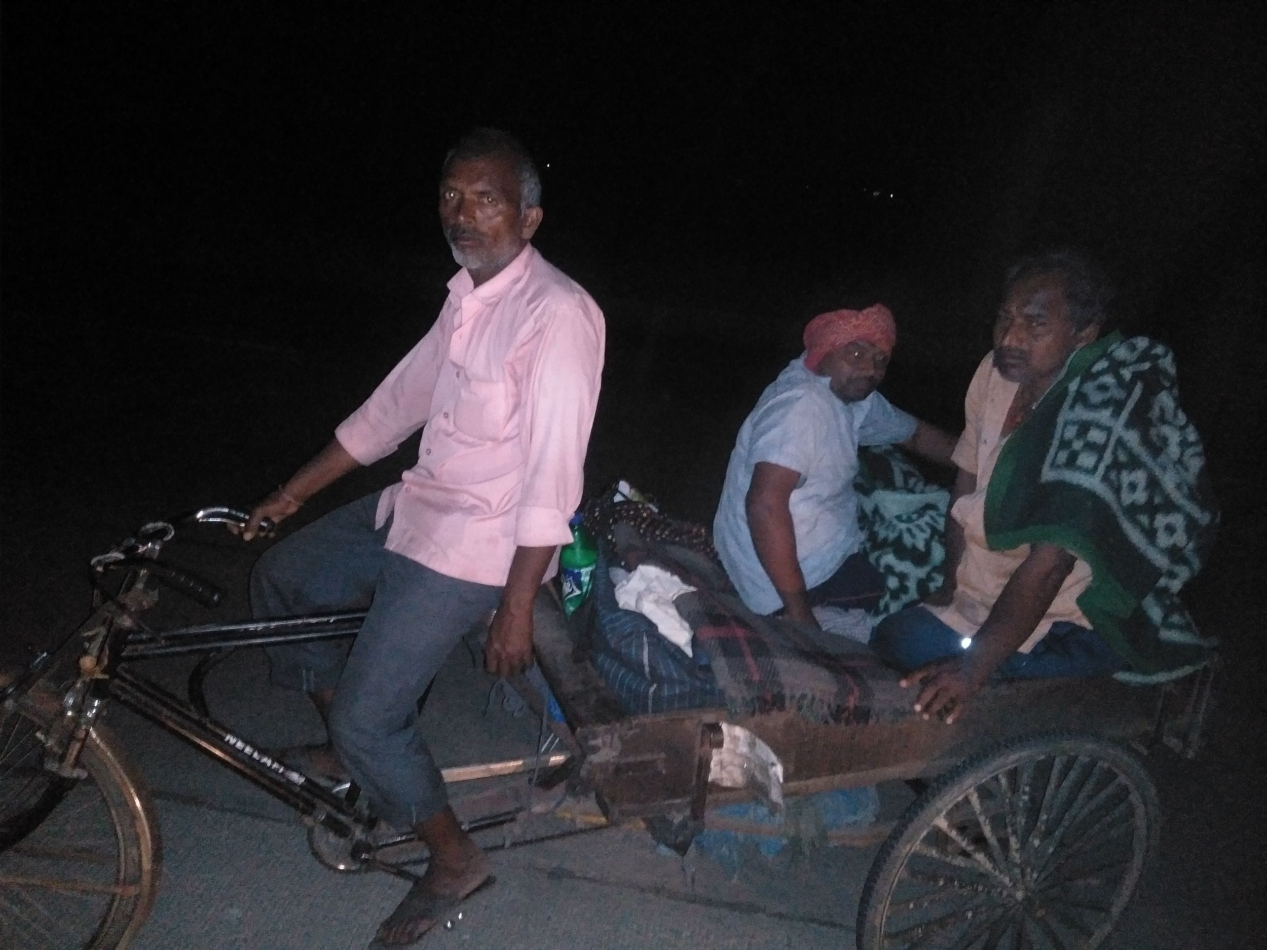हाइवे में रिक्से से जाते बिहार के मजदूर हाइवे में रिक्से से जाते बिहार के मजदूर
