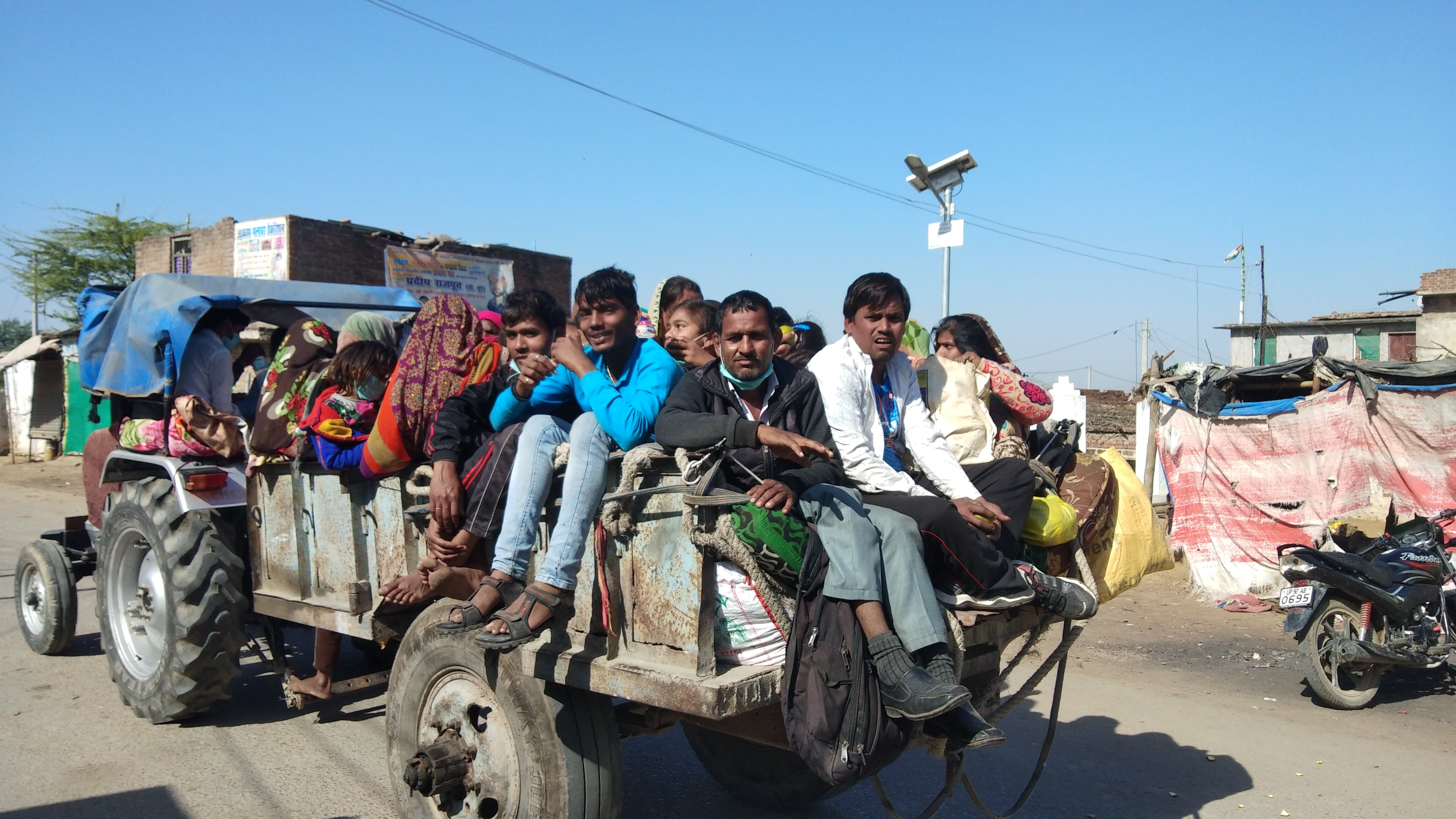 ट्रैक्टर से इटावा से चलकर गोहांड जाते मजदूर ट्रैक्टर से इटावा से चलकर गोहांड जाते मजदूर