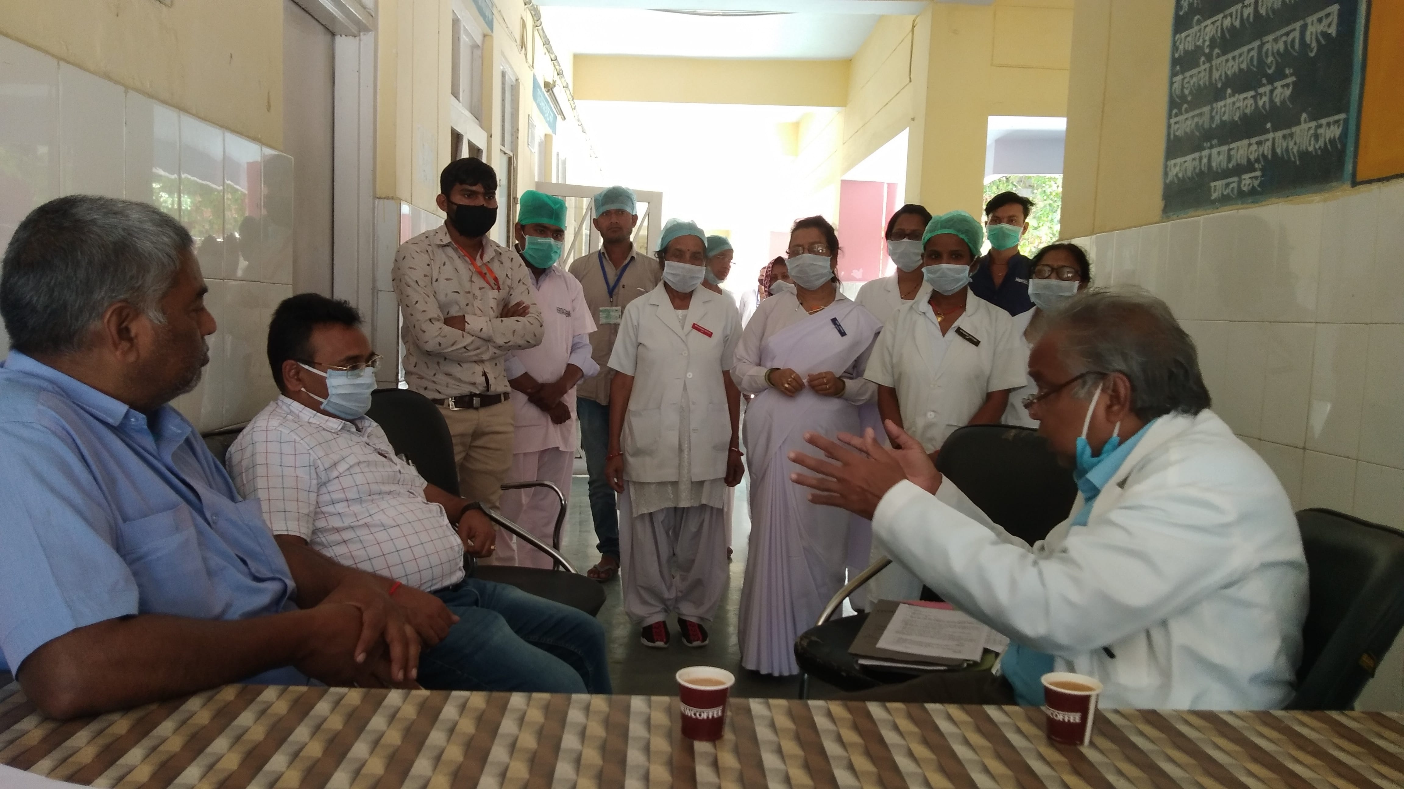 जिला अस्पताल मे स्टाफ को निर्देश देते सीएमएस अजय सक्सेना जिला अस्पताल मे स्टाफ को निर्देश देते सीएमएस अजय सक्सेना