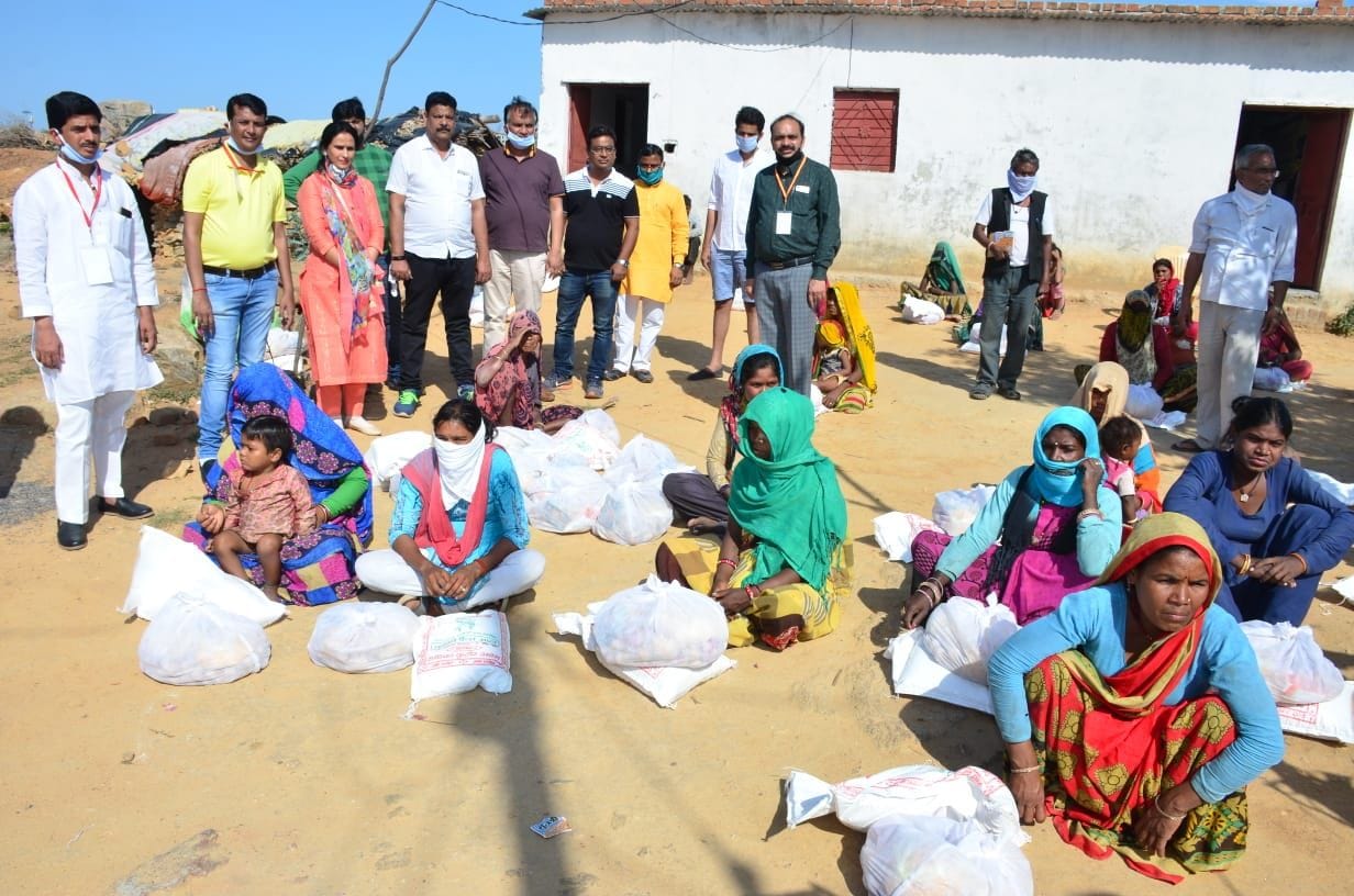 डेली गांव में सहारिया बस्ती में जरूरतमंद परिवारों को व्यापारियों ने एक सप्ताह का भोजन बांटा। डेली गांव में सहारिया बस्ती में जरूरतमंद परिवारों को व्यापारियों ने एक सप्ताह का भोजन बांटा।