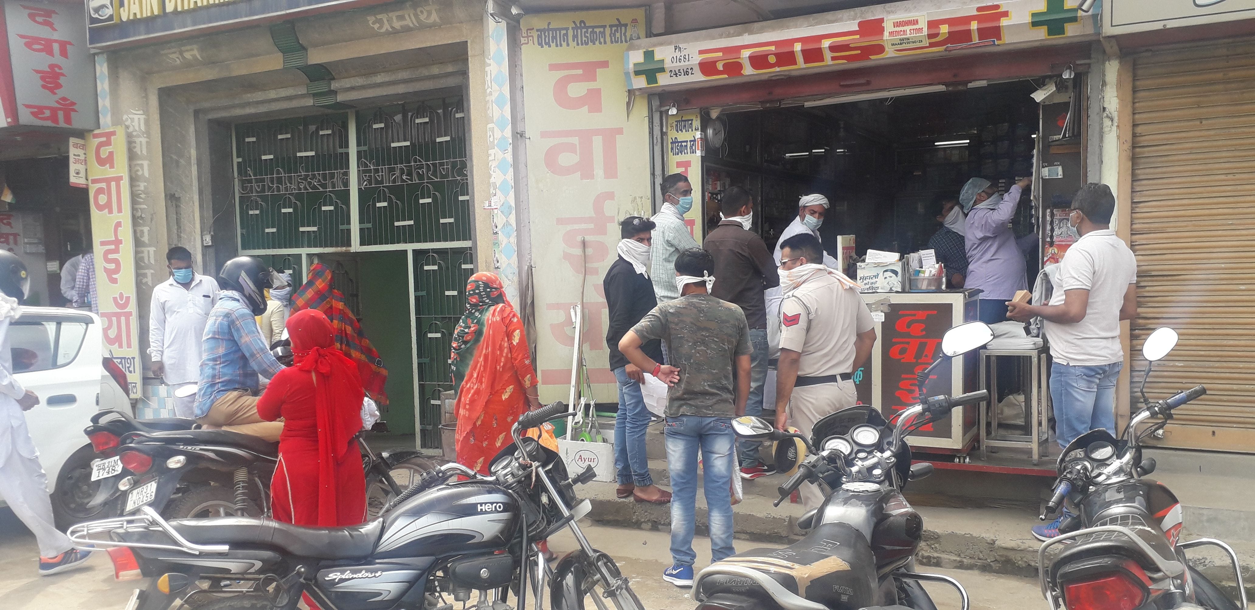 मेडिकल स्टोर के बाहर सोशल डिस्टेंसिंग का पालन किए बिना खड़े लोग। मेडिकल स्टोर के बाहर सोशल डिस्टेंसिंग का पालन किए बिना खड़े लोग।