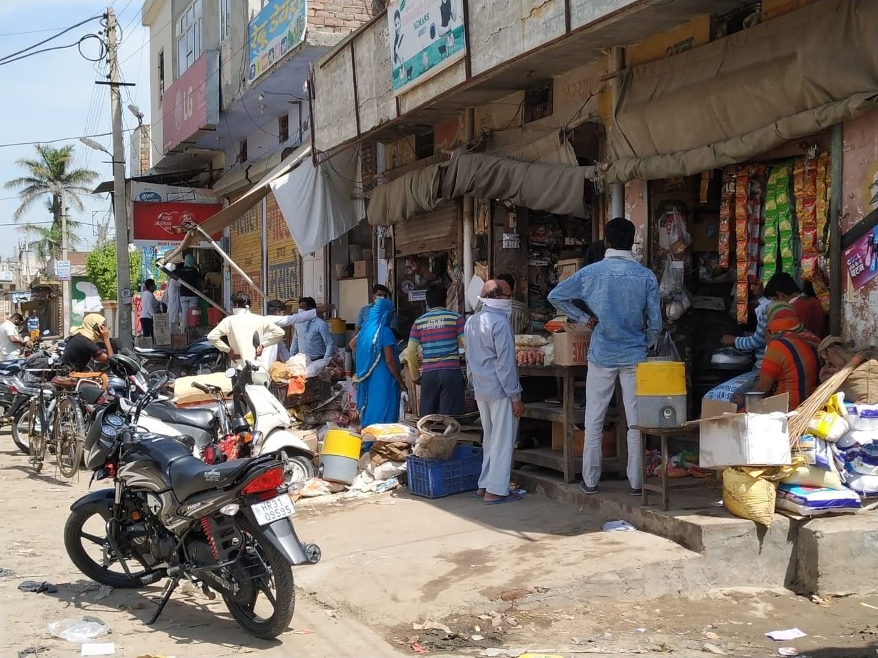 सोशल डिस्टेंसिंग का पालन न कर सब्जी मंडी के बाहर दुकानों पर लगी भीड़। सोशल डिस्टेंसिंग का पालन न कर सब्जी मंडी के बाहर दुकानों पर लगी भीड़।