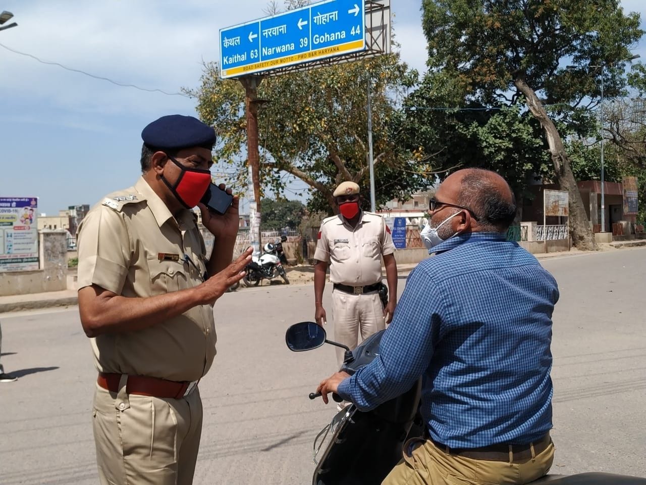 सड़क पर निकले लोगों को समझाते डीएसपी धर्मवीर सिंह। सड़क पर निकले लोगों को समझाते डीएसपी धर्मवीर सिंह।