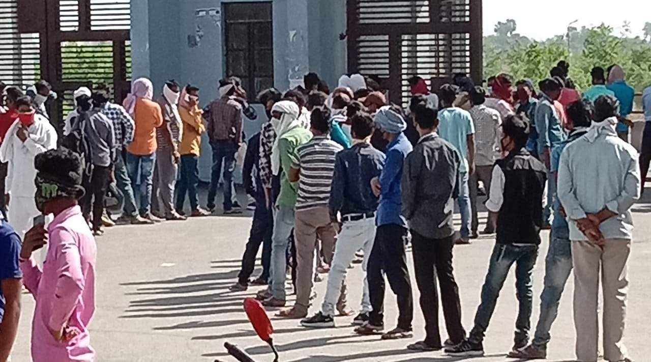 जहानागंज के चक्रपानपुर में मेडिकल कालेज में जांच के लिए लगी भीड़। जहानागंज के चक्रपानपुर में मेडिकल कालेज में जांच के लिए लगी भीड़।