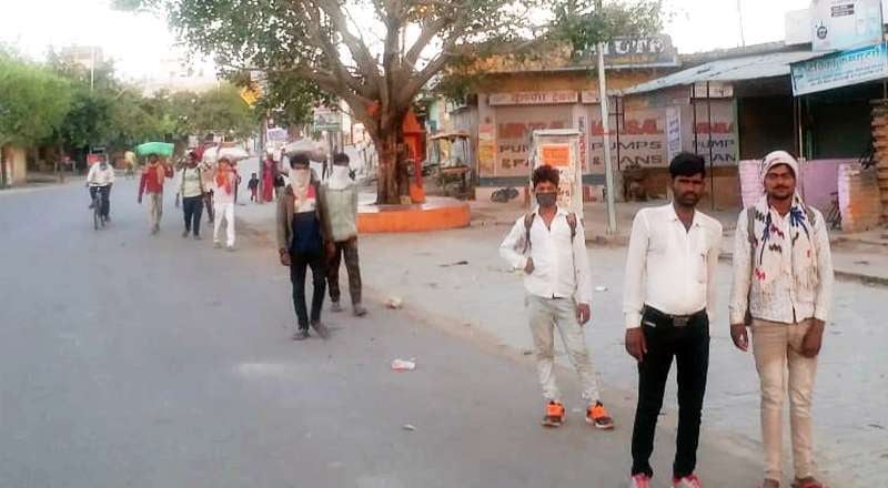 पैदल चलकर सफर तय करते श्रमिक
