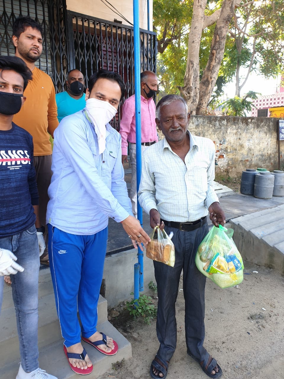 छुटमलपुर में वंचितों को खादय सामग्री देते सामाजिक संगठनों के लोग छुटमलपुर में वंचितों को खादय सामग्री देते सामाजिक संगठनों के लोग