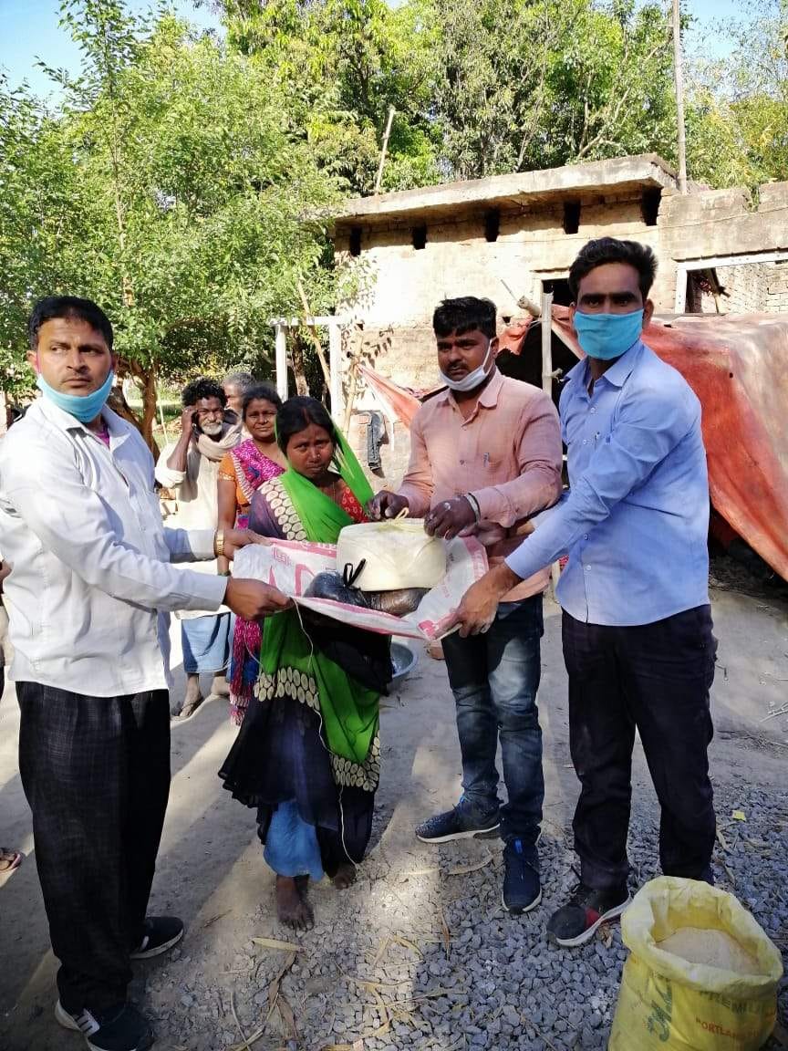लुचुई ग्राम पंचायत में बनवासी गरीब मुसहरों को खाद्य सामग्री वितरित करते प्रधान हरिकेश विश्वकर्? लुचुई ग्राम पंचायत में बनवासी गरीब मुसहरों को खाद्य सामग्री वितरित करते प्रधान हरिकेश विश्वकर्?
