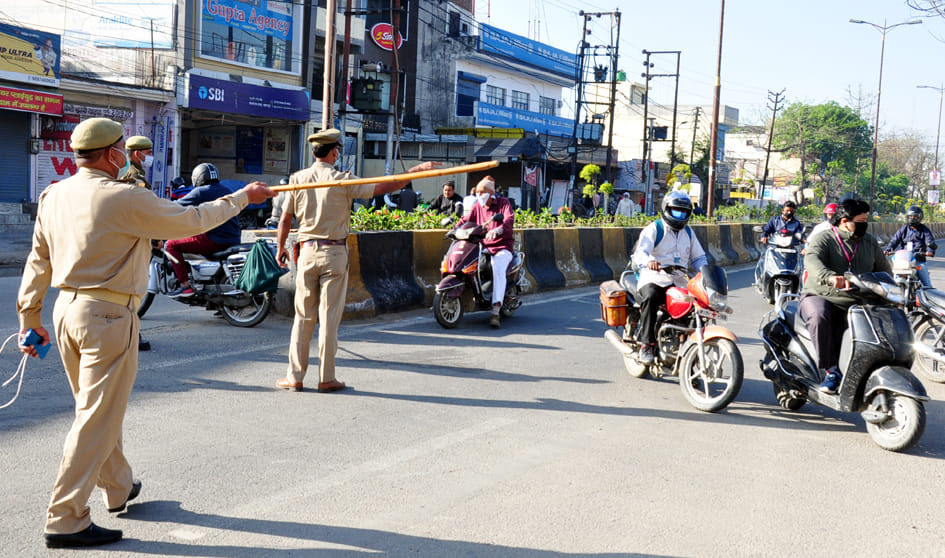 सहारनपुर में लॉकडाउन के चलते च वाहन लेकर घूम रहे लोगो को रोकती पुलिस सहारनपुर में लॉकडाउन के चलते च वाहन लेकर घूम रहे लोगो को रोकती पुलिस