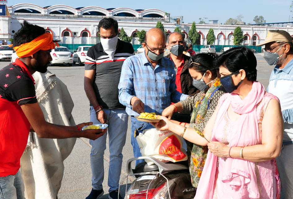 सहारनपुर में लॉकडाउन के चलते रेलवे रोड़ पर फंसे लोगो को भोजन कराते परिवार सहारनपुर में लॉकडाउन के चलते रेलवे रोड़ पर फंसे लोगो को भोजन कराते परिवार