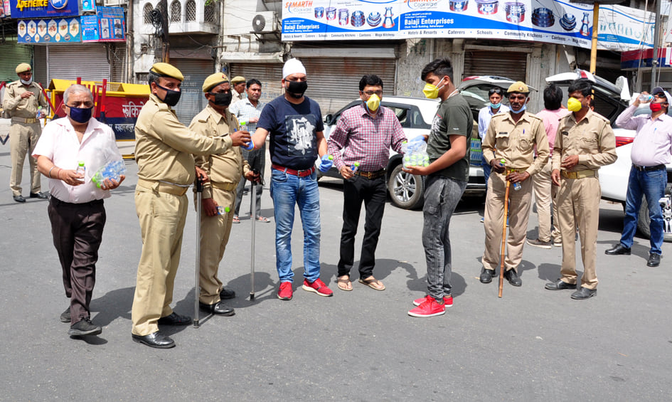 सहारनपुर में लॉकडाउन के चलते घंटाघर पर डियूटी कर पुलिस कर्मी और होमगार्ड को पानी वितरित करते सेव? सहारनपुर में लॉकडाउन के चलते घंटाघर पर डियूटी कर पुलिस कर्मी और होमगार्ड को पानी वितरित करते सेव?