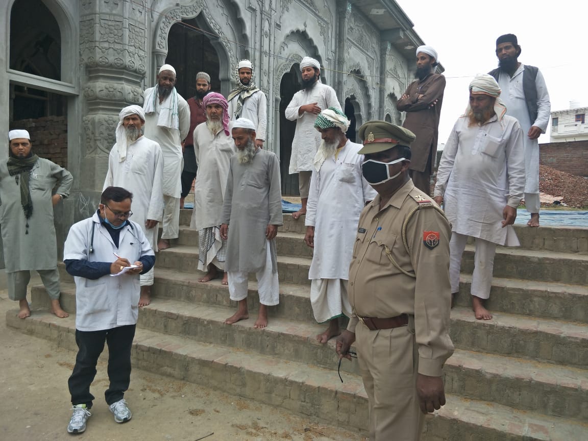 गंगोह में जमातियों के स्वास्थ्य की जांच करते चिकित्सक गंगोह में जमातियों के स्वास्थ्य की जांच करते चिकित्सक