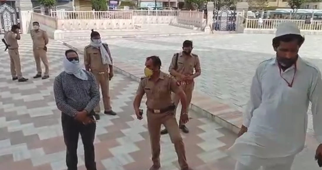 देवबंद की रशीदिया मस्जिद में जांच करने जाते अधिकारी देवबंद की रशीदिया मस्जिद में जांच करने जाते अधिकारी