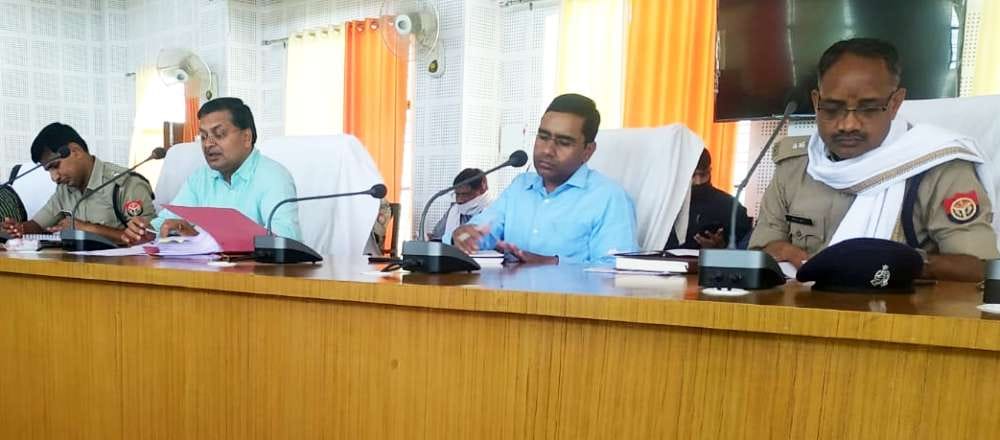 बैठक में निर्देश देते डीएम अवधेश कुमार तिवारी बैठक में निर्देश देते डीएम अवधेश कुमार तिवारी