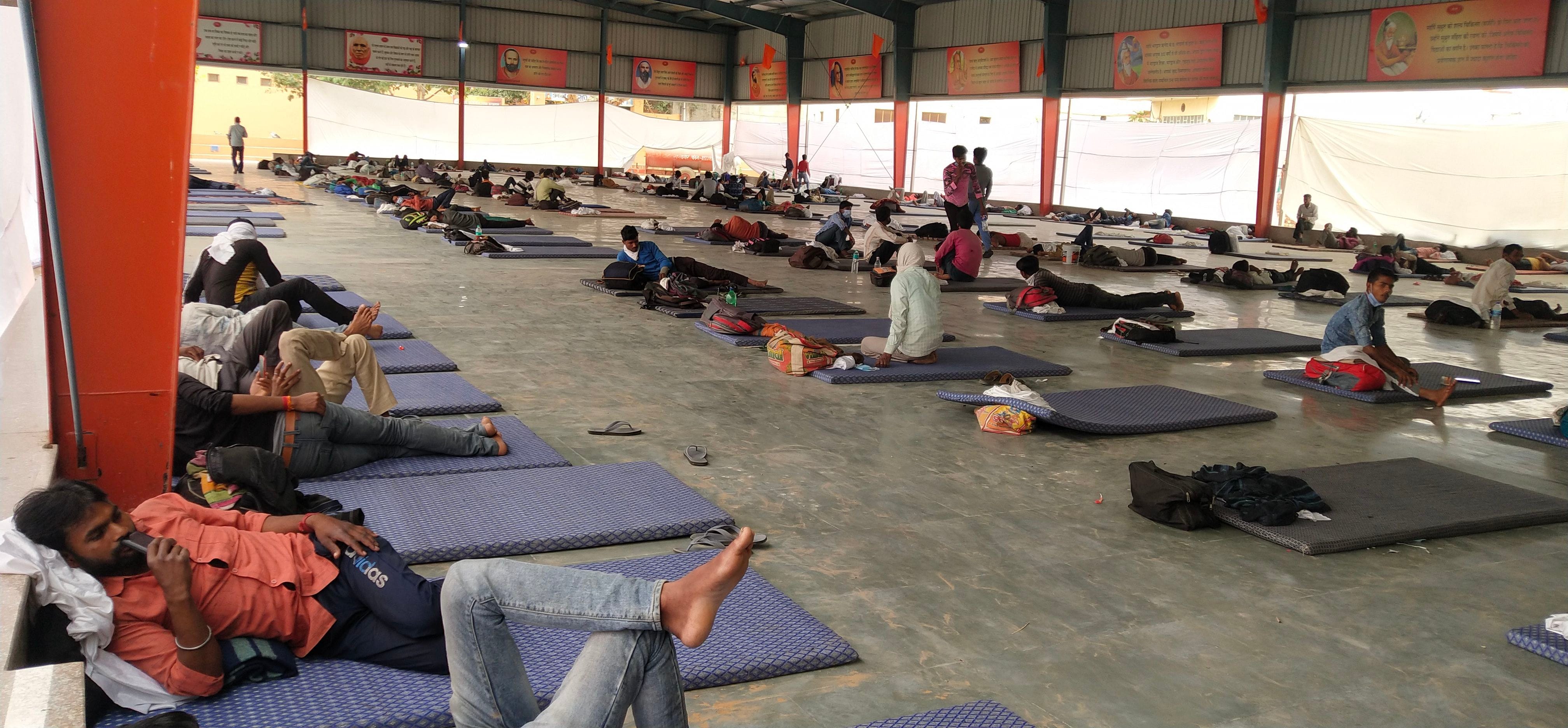 दयानंद मठ स्थित शेल्टर होम में रह रहे प्रवासी गद्दों पर आराम करते हुए। दयानंद मठ स्थित शेल्टर होम में रह रहे प्रवासी गद्दों पर आराम करते हुए।