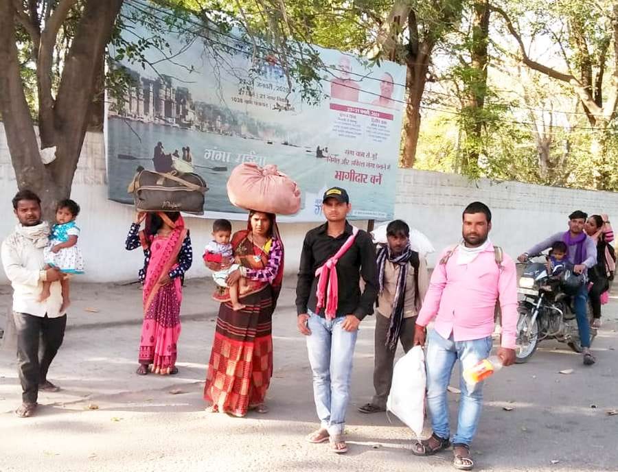पैदल आते प्रवासी श्रमिक पैदल आते प्रवासी श्रमिक
