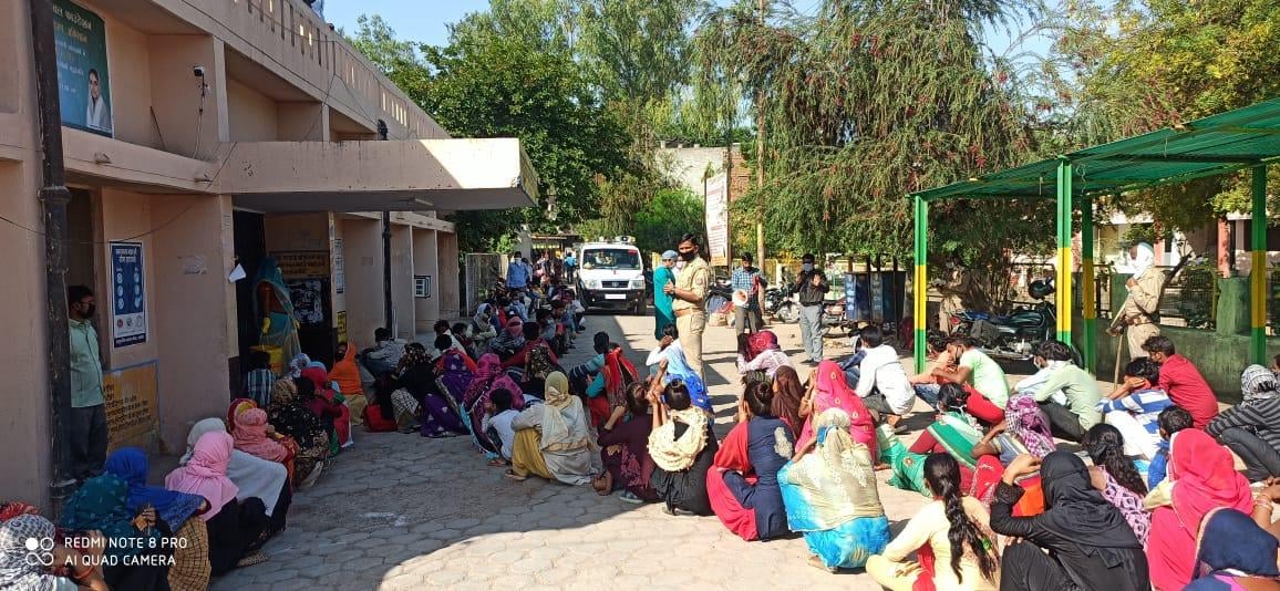 जालौन सीएचसी मे बाहर लोग जांच कराने आए लाइन लगवाते पुलिसकर्मी जालौन सीएचसी मे बाहर लोग जांच कराने आए लाइन लगवाते पुलिसकर्मी