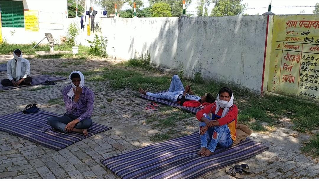 कदौरा में स्कूल में रुके लोग पेड़ की छांव बैठकर समय बिताते कदौरा में स्कूल में रुके लोग पेड़ की छांव बैठकर समय बिताते