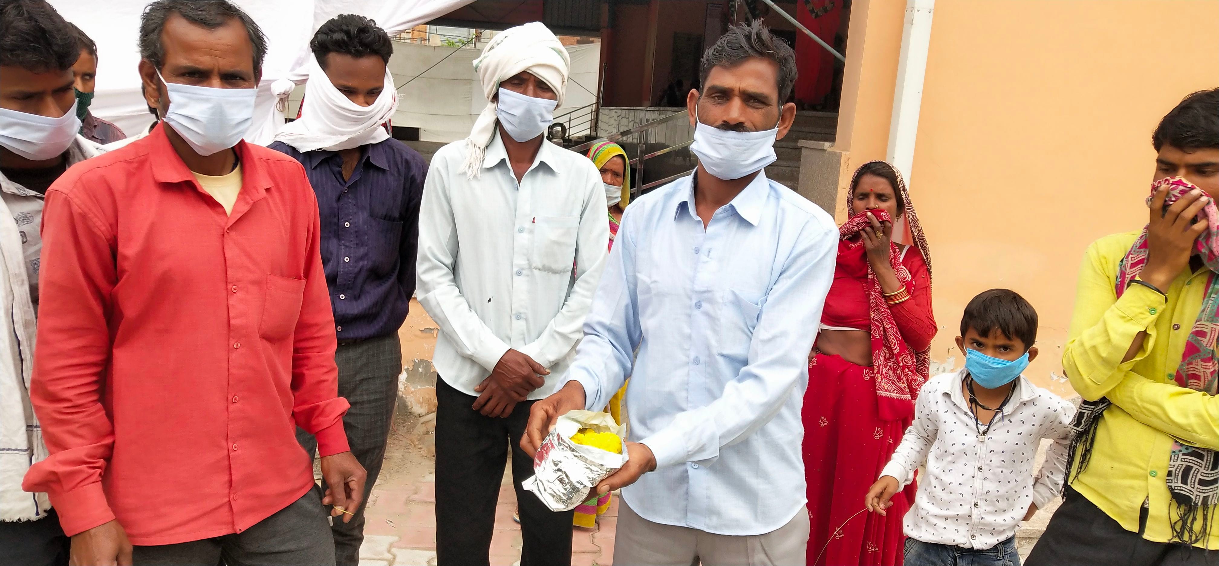 दयानंद मठ स्थित शेल्टर होम में रह रहे प्रवासी चावल को लेकर परेशानी बताते हुए। दयानंद मठ स्थित शेल्टर होम में रह रहे प्रवासी चावल को लेकर परेशानी बताते हुए।