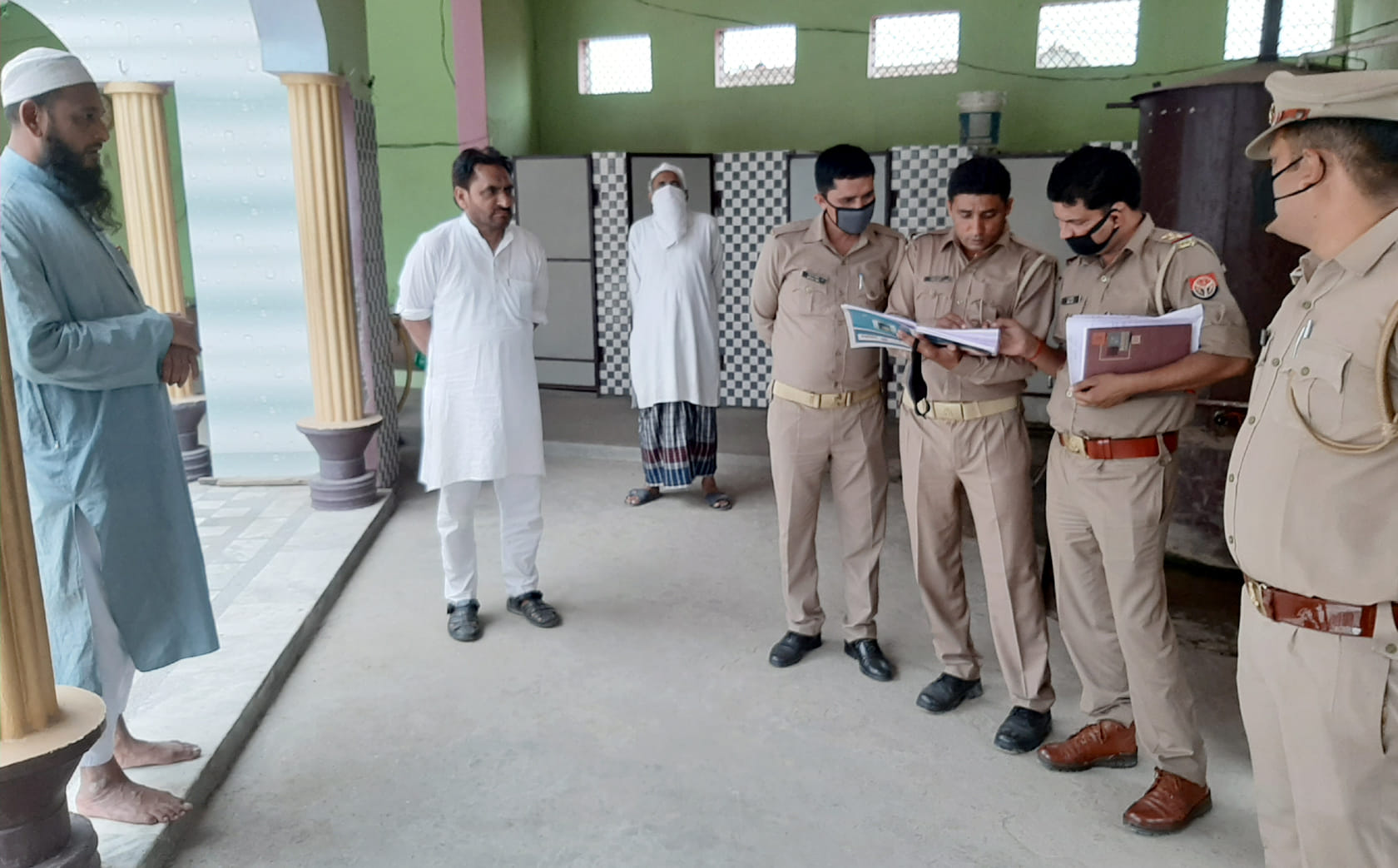 गांव दूधगढ में जमातियों से पूछताछ करती चिलकाना पुलिस गांव दूधगढ में जमातियों से पूछताछ करती चिलकाना पुलिस