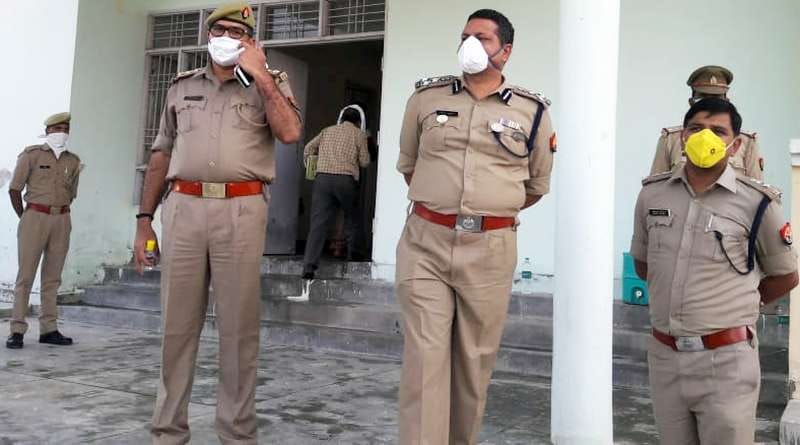क्वारंटीन केंद्र लेखपाल ट्रेनिंग सेंटर का निरीक्षण करते डीआईजी व डीएम क्वारंटीन केंद्र लेखपाल ट्रेनिंग सेंटर का निरीक्षण करते डीआईजी व डीएम