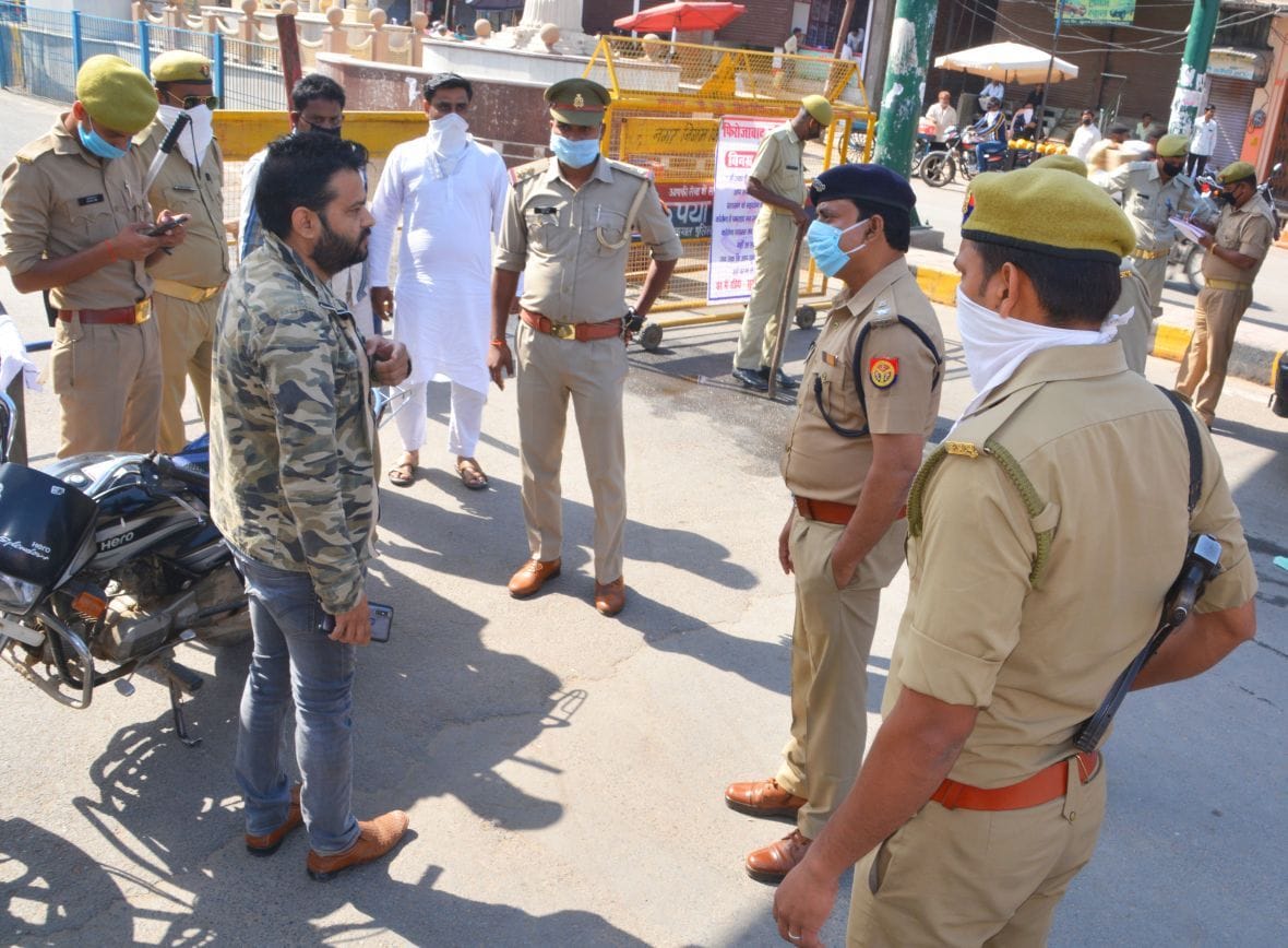 लॉकडाउन के दौरान सुभाष तिराहे पर वाहनों को रोककर पूछताछ करते सीओ सिटी