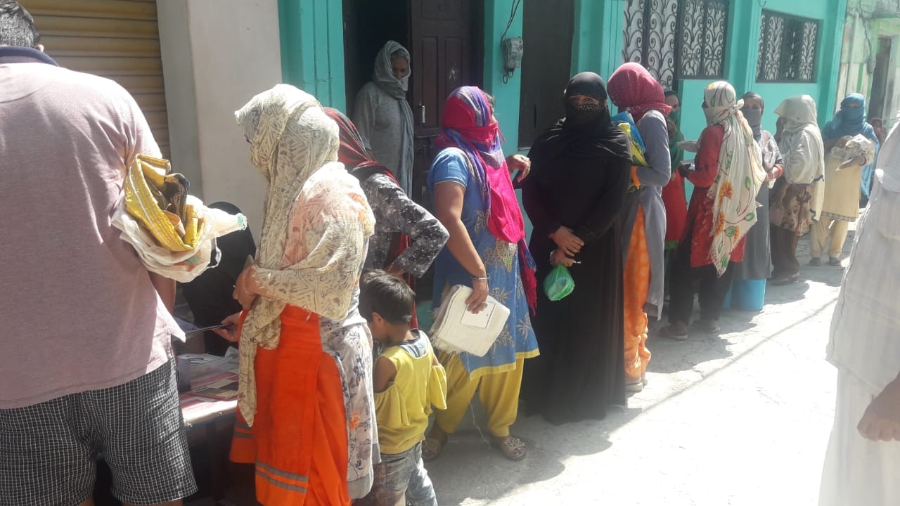 तमाम जागरुकता अभियान के बावजूद छुटमलपुर में राशन वितरण के दौरान नहीं दिखी सोशल डिस्टेंसिंग