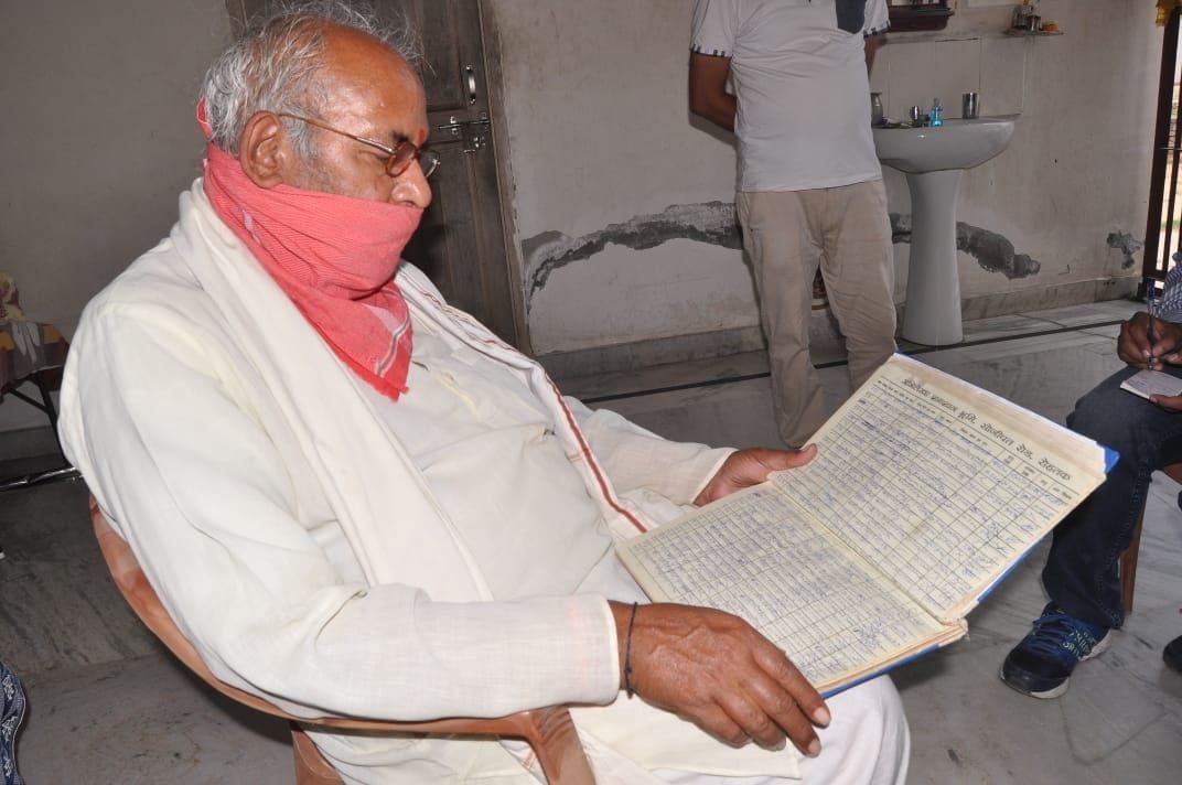 रोहतक। मृतकों का रिकार्ड जांचते रामबाग मंदिर के पुजारी पंडित विनय चतुर्वेदी। रोहतक। मृतकों का रिकार्ड जांचते रामबाग मंदिर के पुजारी पंडित विनय चतुर्वेदी।