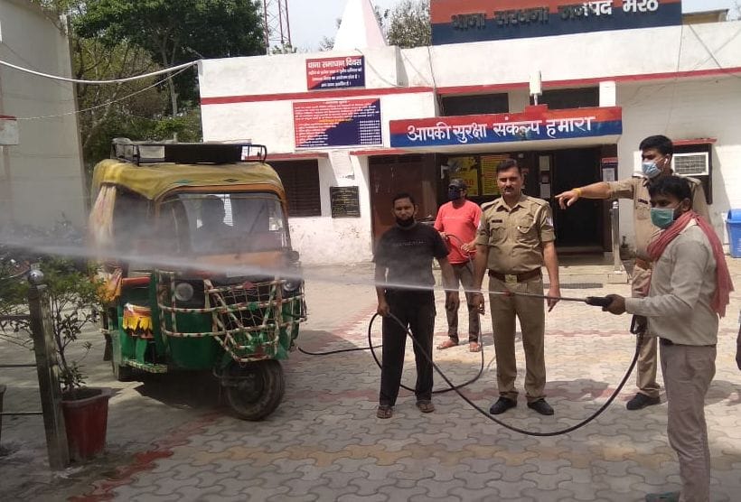 सरधना थाने को सैनिटाइज कराते पुलिसकर्मी। सरधना थाने को सैनिटाइज कराते पुलिसकर्मी।
