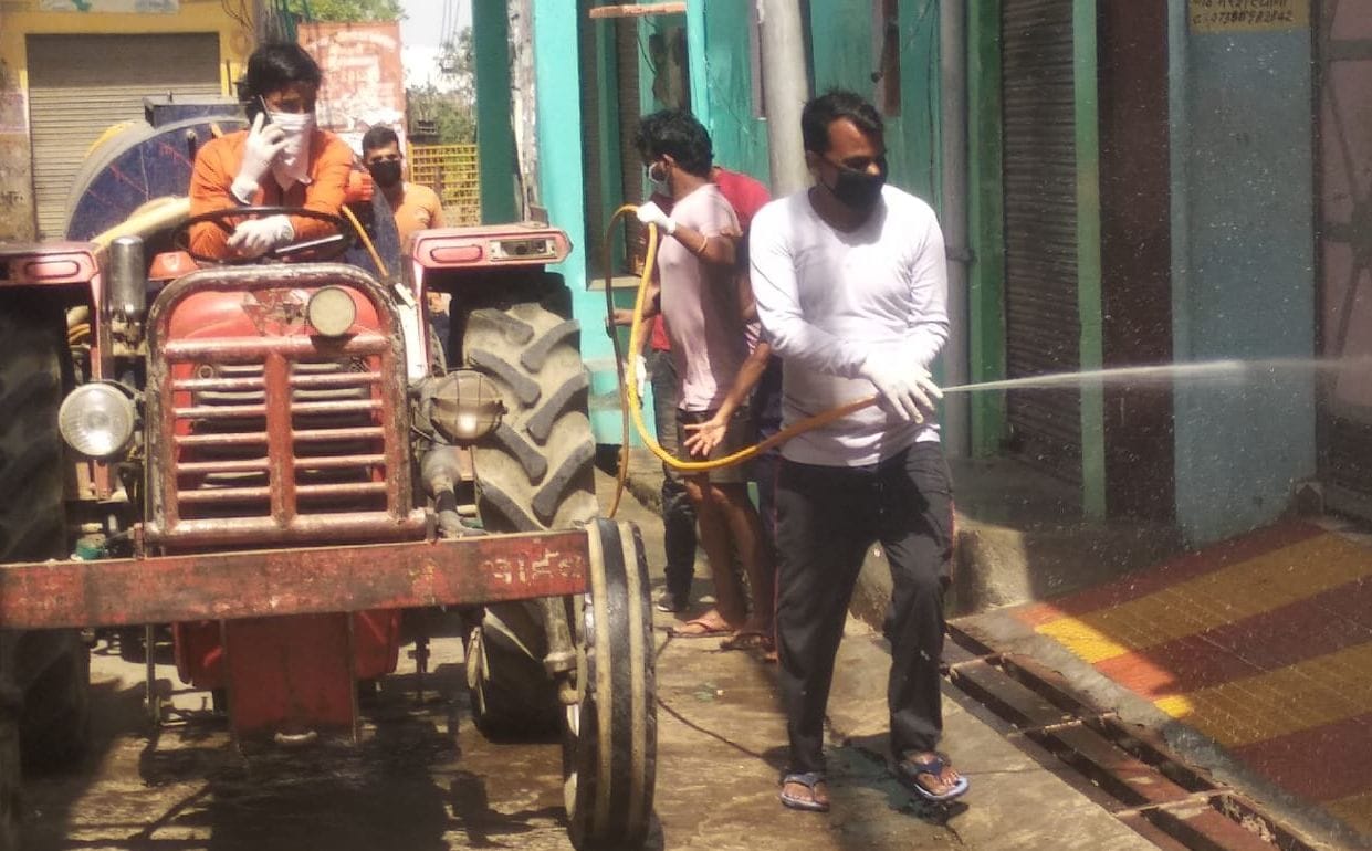 गलियों को सैनिटाइज करते कर्मचारी। गलियों को सैनिटाइज करते कर्मचारी।