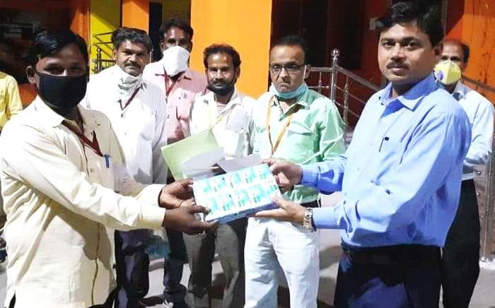 पालिका कर्मचारियों को सुरक्षा किट देते ईओ लालचंद्र सरोज पालिका कर्मचारियों को सुरक्षा किट देते ईओ लालचंद्र सरोज
