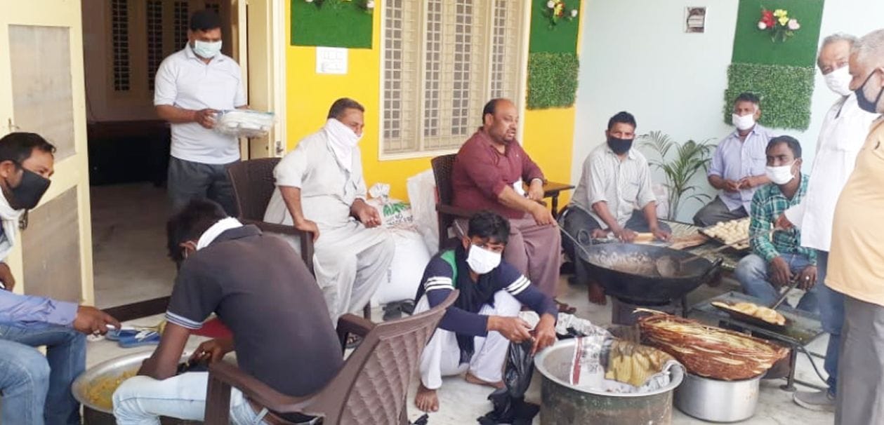 मवाना में पूर्व विधायक गोपाल काली गरीब लोगों के लिए भोजन तैयार करते हुए। मवाना में पूर्व विधायक गोपाल काली गरीब लोगों के लिए भोजन तैयार करते हुए।