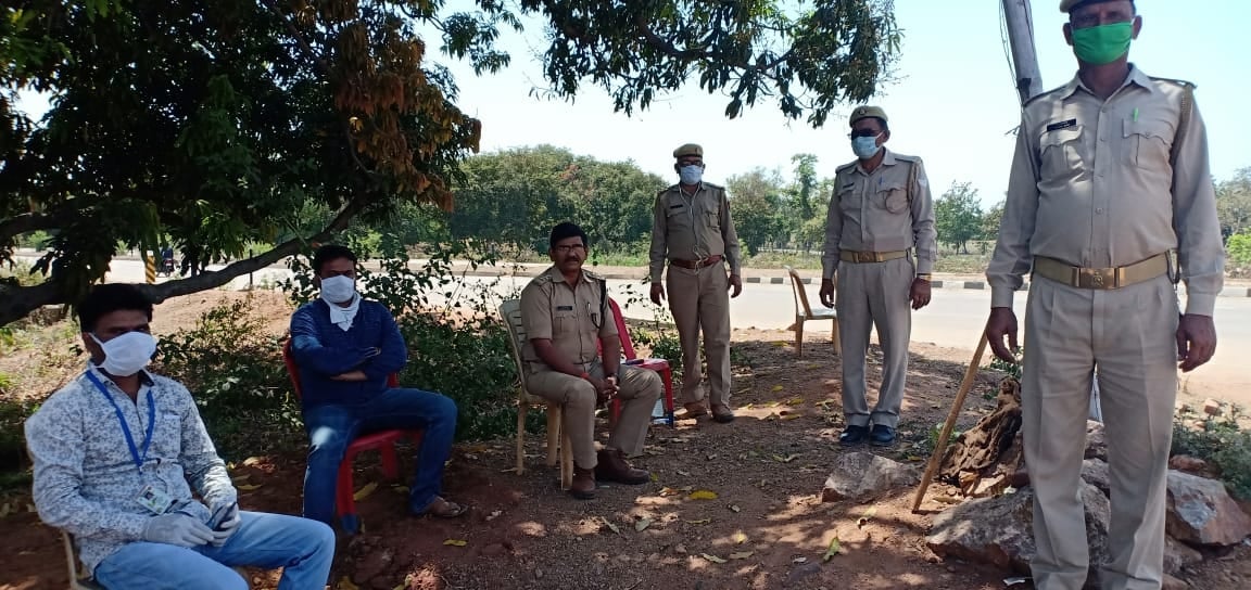 झरर घाट पर तैनात पुलिस झरर घाट पर तैनात पुलिस