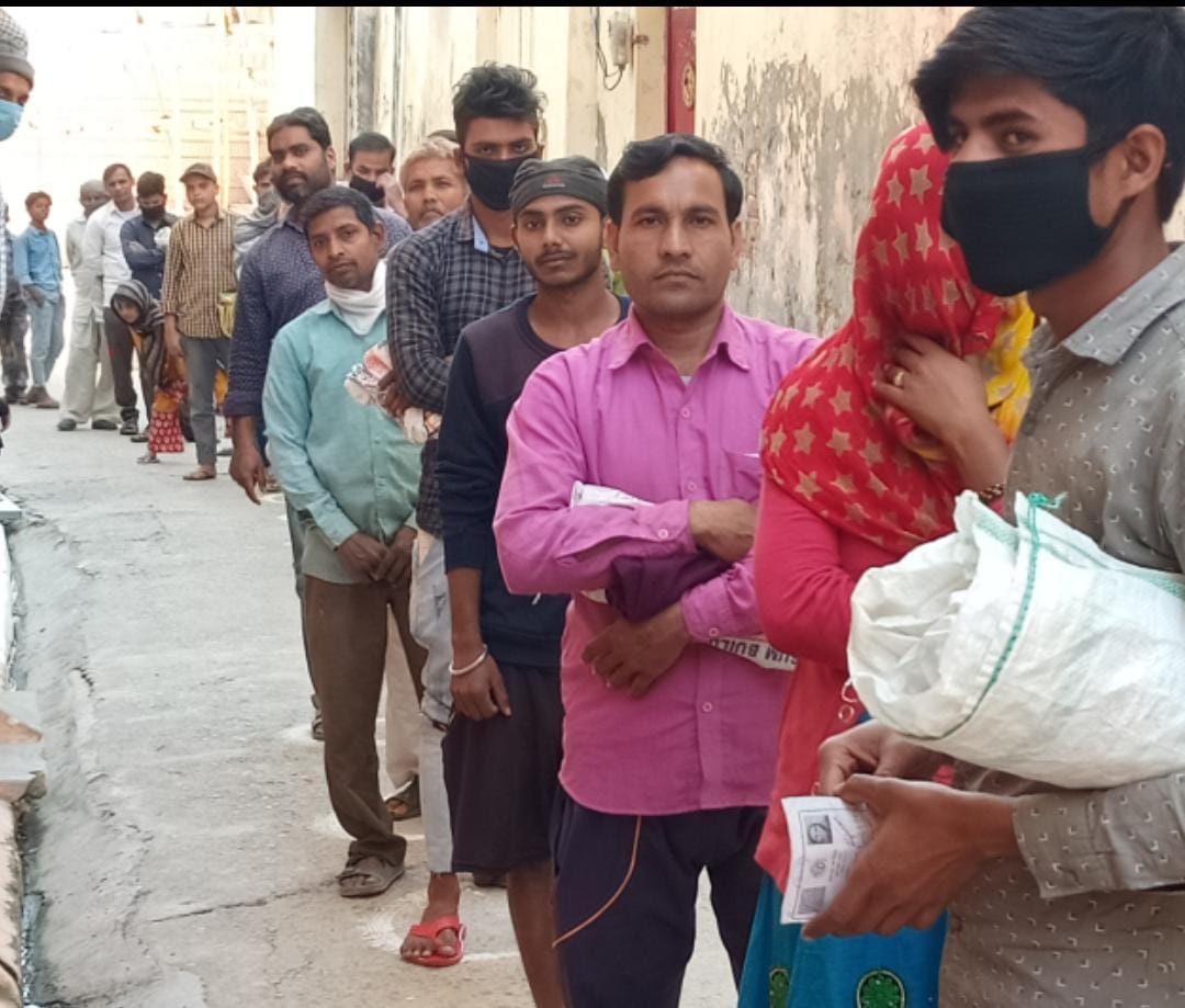 रामपुर मनिहारान में सस्ते गल्ले की दुकान पर राशन लेने को लगी लाइन