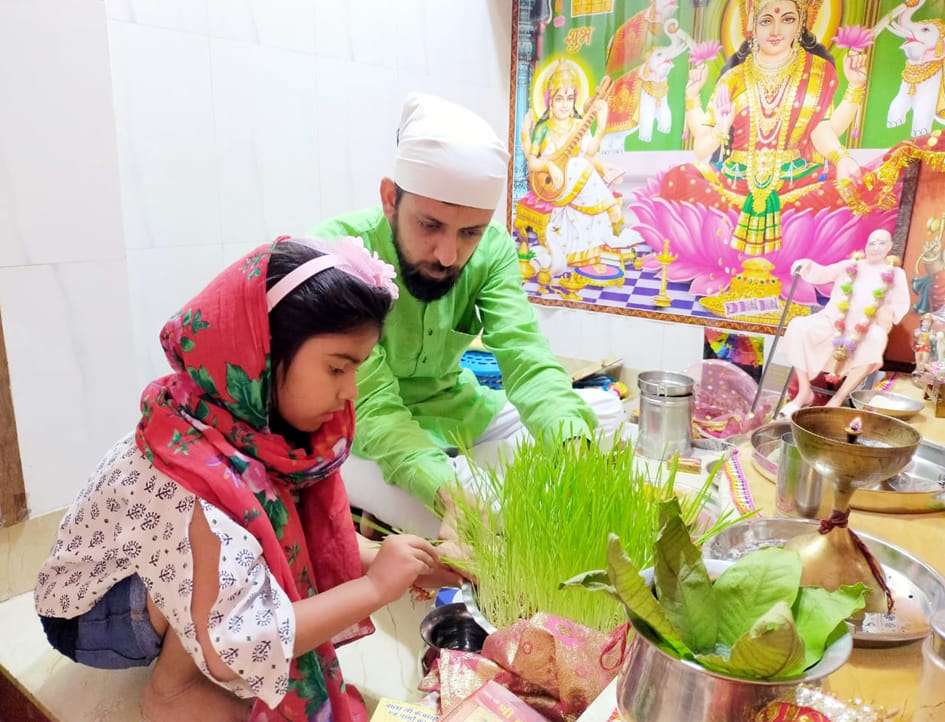 सहारनपुर में लॉकडाउन के चलते अष्टमी हकीकत नगर में एक ही कन्या का पूजन करते लोग सहारनपुर में लॉकडाउन के चलते अष्टमी हकीकत नगर में एक ही कन्या का पूजन करते लोग