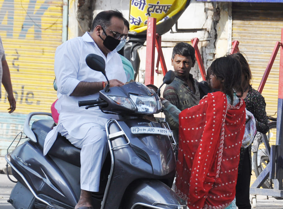 सहारनपुर में लॉकडाउन के चलते घंटाघर अष्टमी पर घूम रही कन्याओं को प्रसाद वितरण करते लोग सहारनपुर में लॉकडाउन के चलते घंटाघर अष्टमी पर घूम रही कन्याओं को प्रसाद वितरण करते लोग