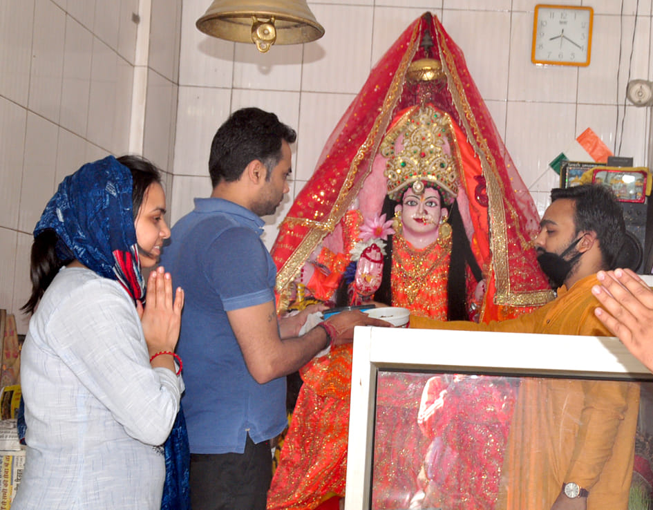 सहारनपुर में लॉकडाउन के चलते अष्टमी पर मन्दिर में पूजन करते परिवार सहारनपुर में लॉकडाउन के चलते अष्टमी पर मन्दिर में पूजन करते परिवार