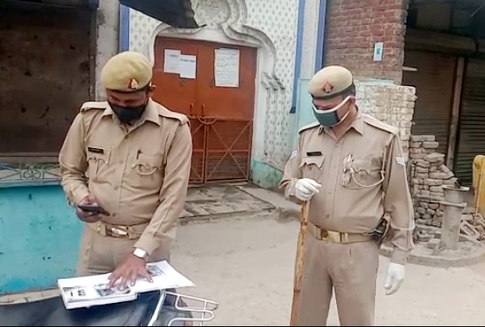 सहारनपुर में लॉकडाउन के चलते मस्जिदो में जमात के सर्च ओपरेशन करती पुलिस सहारनपुर में लॉकडाउन के चलते मस्जिदो में जमात के सर्च ओपरेशन करती पुलिस