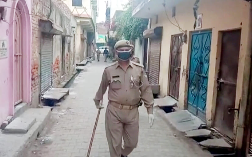 सहारनपुर में लॉकडाउन के चलते जमात के सर्च ओपरेशन करती पुलिस सहारनपुर में लॉकडाउन के चलते जमात के सर्च ओपरेशन करती पुलिस