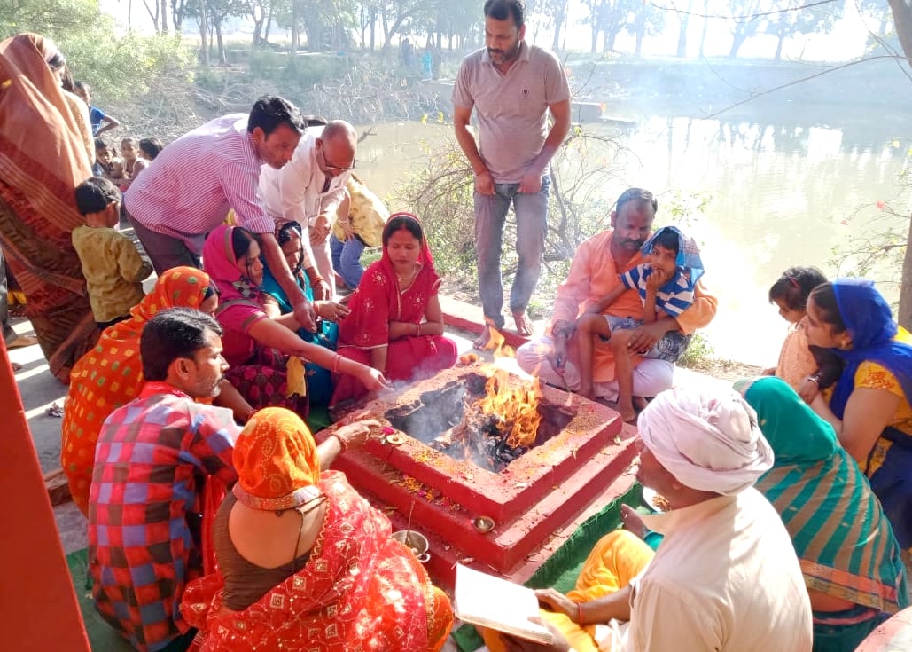 ज्ञानपुर से सटे घोपइला मंदिर पर नवरात्र के अंतिम दिन हवन करते श्रद्धालु।