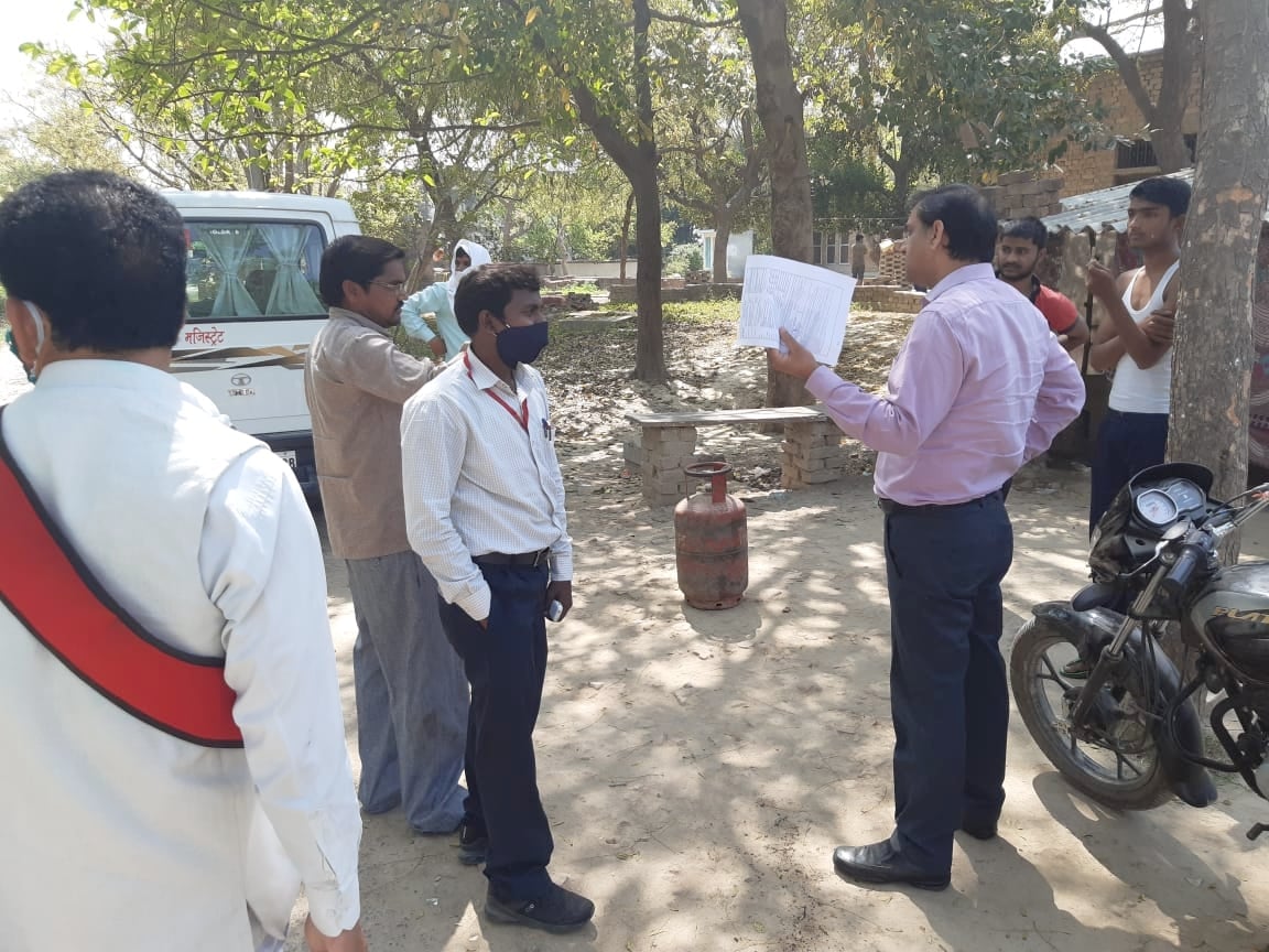 पकरी खुर्द में वाहन चालक से सिलेंडर का कागजात मांगते एसडीएम ज्ञानपुर ज्ञान प्रकाश यादव दाएं। पकरी खुर्द में वाहन चालक से सिलेंडर का कागजात मांगते एसडीएम ज्ञानपुर ज्ञान प्रकाश यादव दाएं।