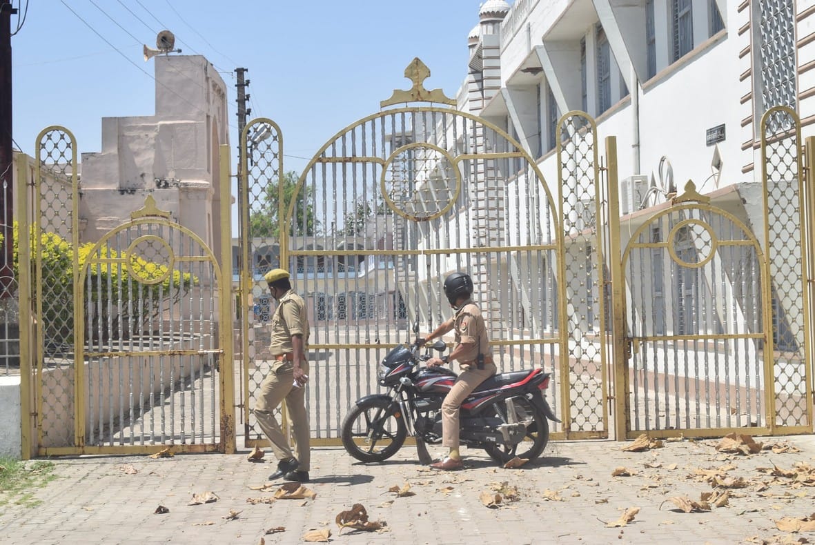 08- लालदरवाजा स्थित मदरसे के गेट चेक करने के लिए पंहुचे पुलिस के जवान। 08- लालदरवाजा स्थित मदरसे के गेट चेक करने के लिए पंहुचे पुलिस के जवान।