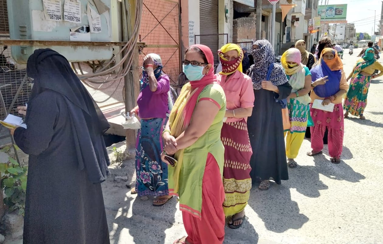 अमरोहा में पैसा निकालने को प्रथमा बैंक के बाहर लगी ग्राहकों की लाइन।