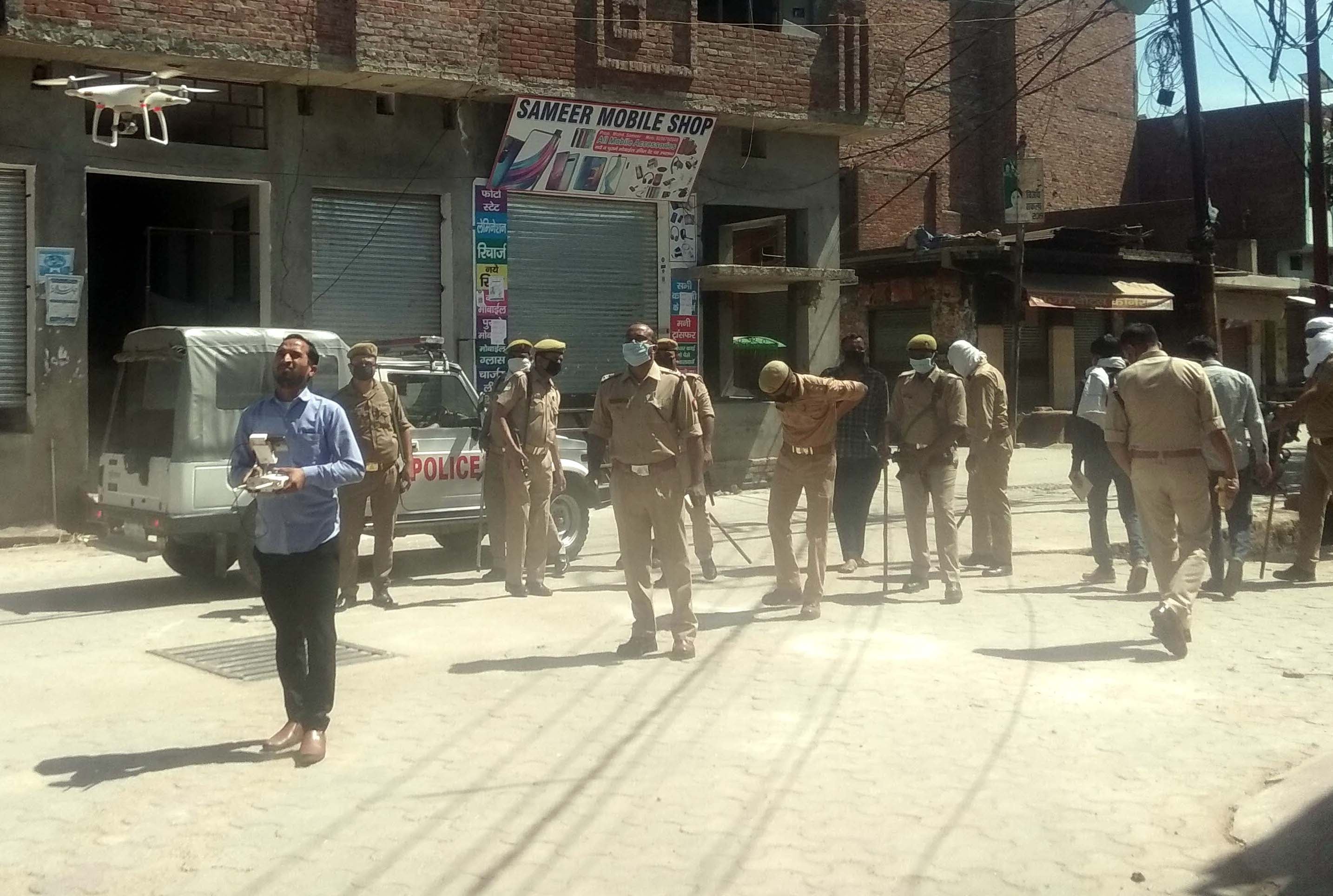 कैराना जामा मस्जिद के पास ड्रोन से छतो की विडियोग्राफी कराते अधिकारी