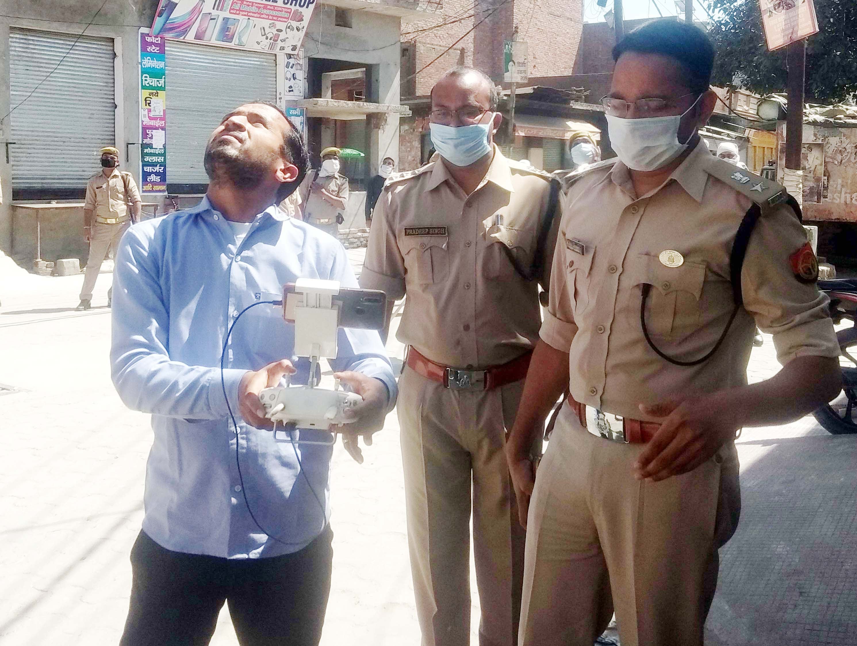 कैराना में जुमे की नमाज पर ईदगाह पर ड्रोन द्वारा नजर रखते एसपी व सीओ