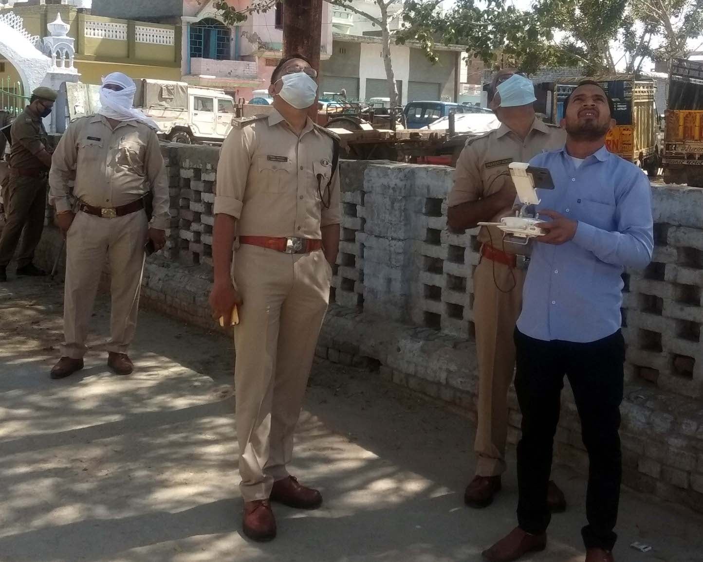 कैराना में जुमे की नमाज पर ईदगाह पर ड्रोन द्वारा नजर रखते एसपी व सीओ