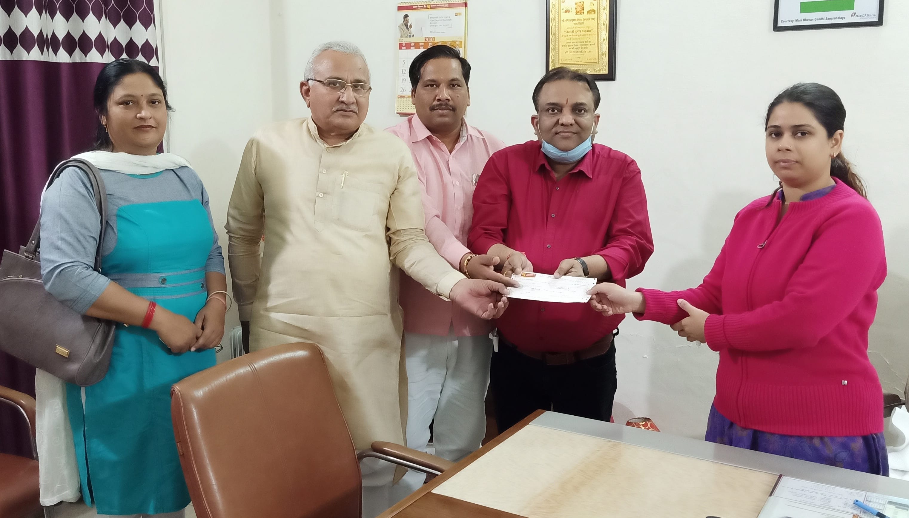 शामली डीएम जसजीत कौर को चैक देते एलपीजी गैस वितरक संघ के  सदस्य