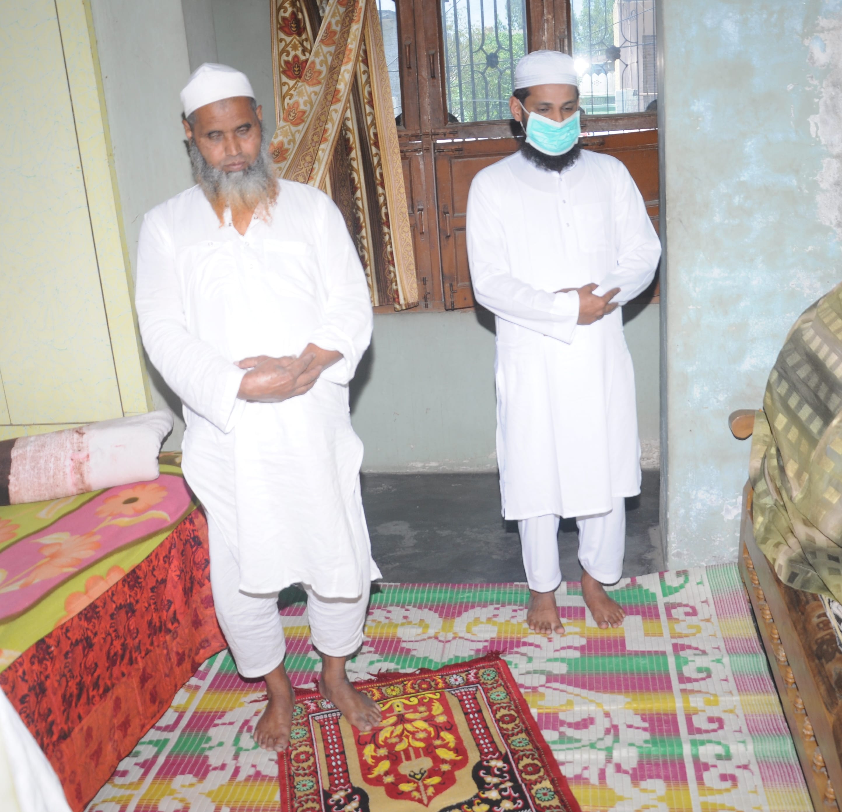 शामली घर में जूमे की नमाज पढते मुस्लिम समाज के लोग