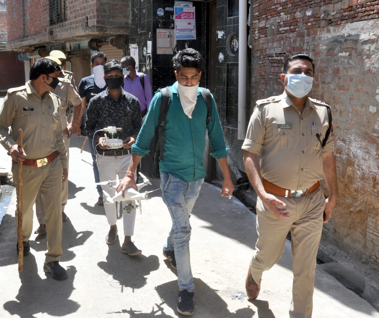 शामली ड्रोन से मस्जिदो की निगरानी करवाते सीओ जितेन्द्र कुमार