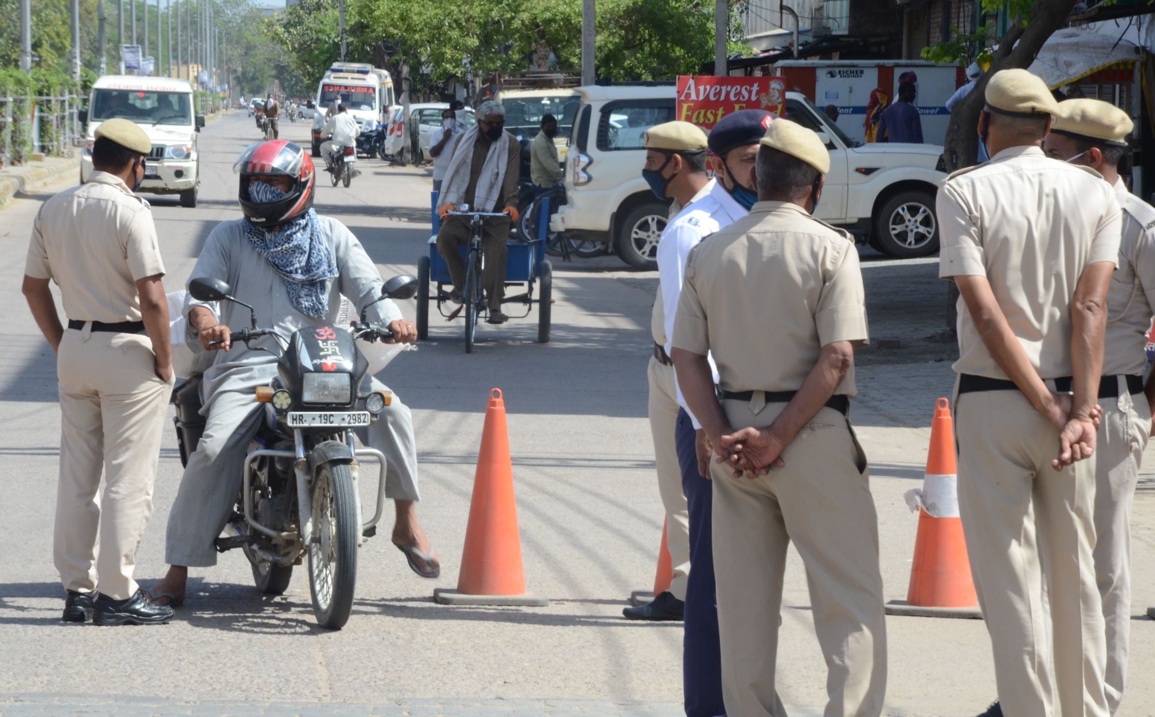 लॉकडाउन में बाहर आने वालों से पूछताछ करते पुलिसकर्मी। लॉकडाउन में बाहर आने वालों से पूछताछ करते पुलिसकर्मी।