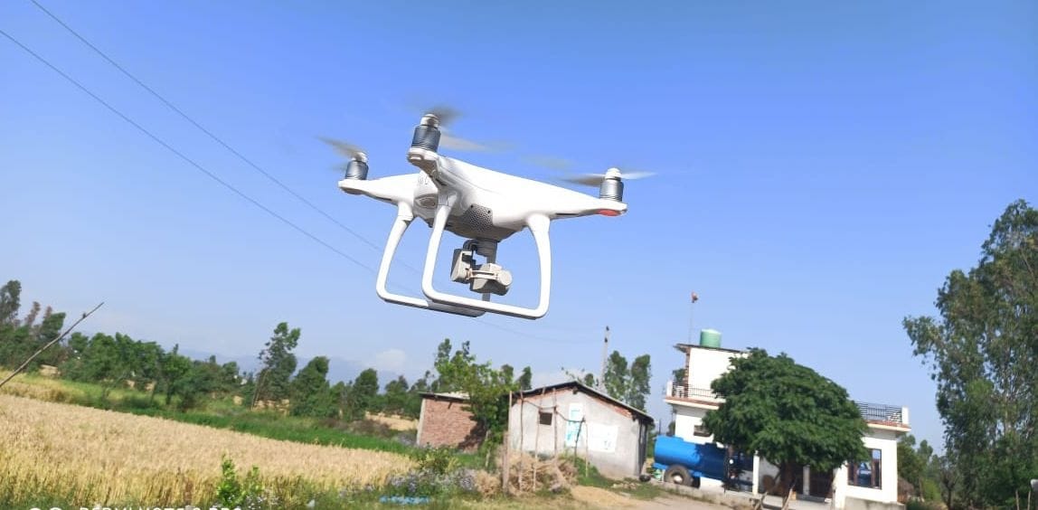 गैंडीखाता गुज्जर बस्ती में पुलिस द्वारा निगरानी के लिए उड़ाया गया ड्रोन। गैंडीखाता गुज्जर बस्ती में पुलिस द्वारा निगरानी के लिए उड़ाया गया ड्रोन।
